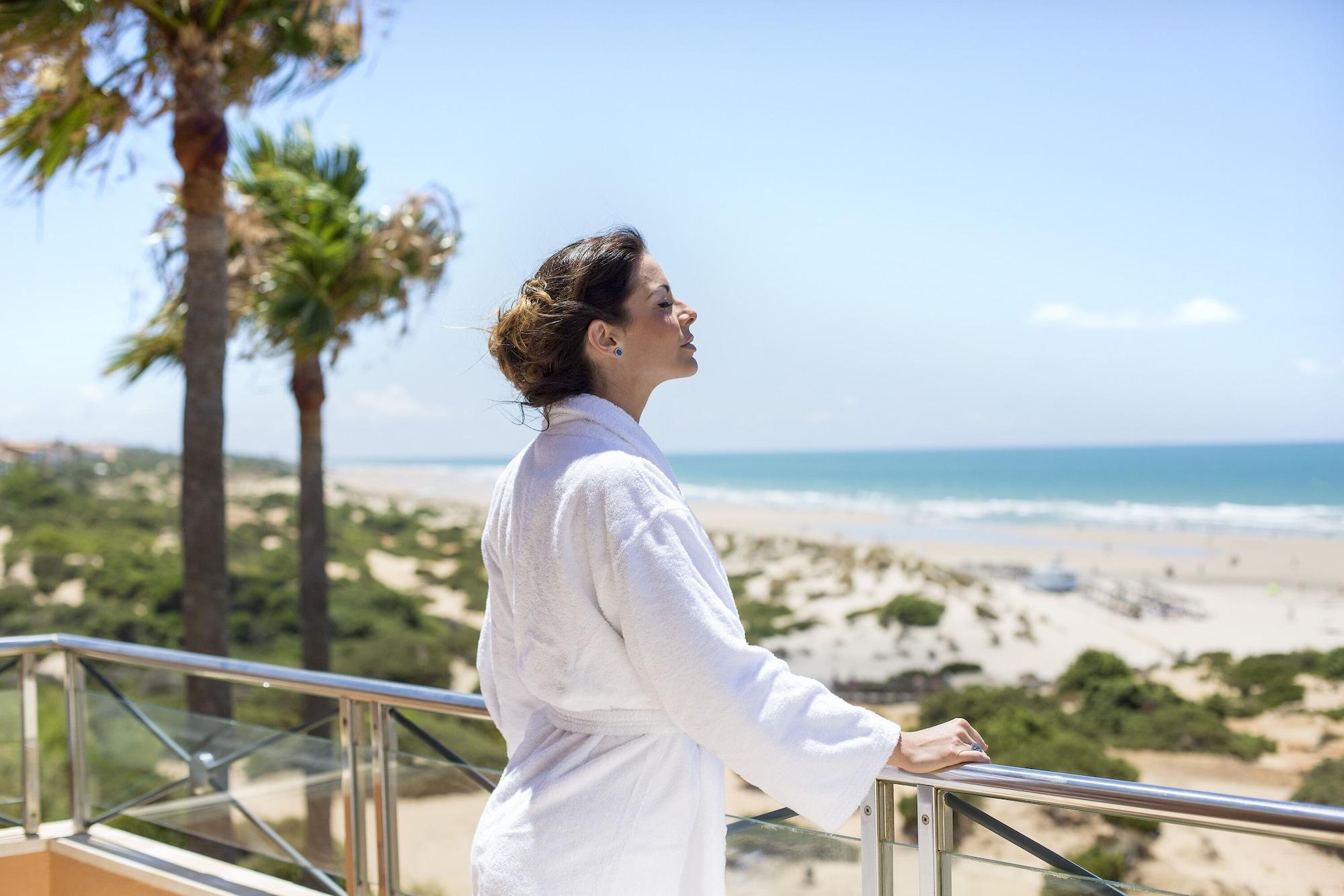 Hipotels Barrosa Palace & Spa Chiclana de la Frontera Exteriör bild A woman wearing a bathrobe