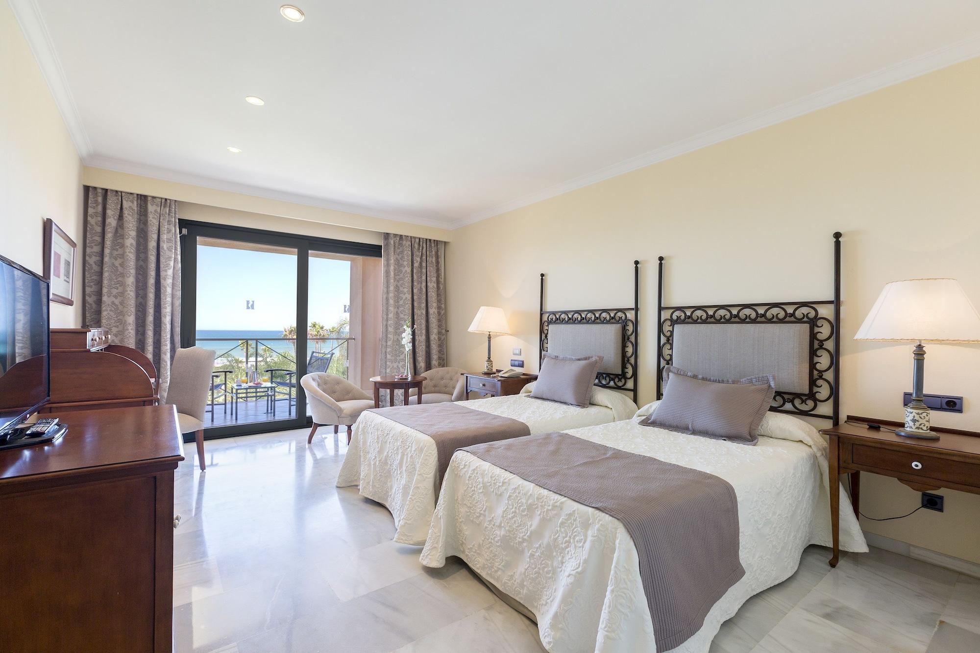 Hipotels Barrosa Palace & Spa Chiclana de la Frontera Exteriör bild A room at the hotel