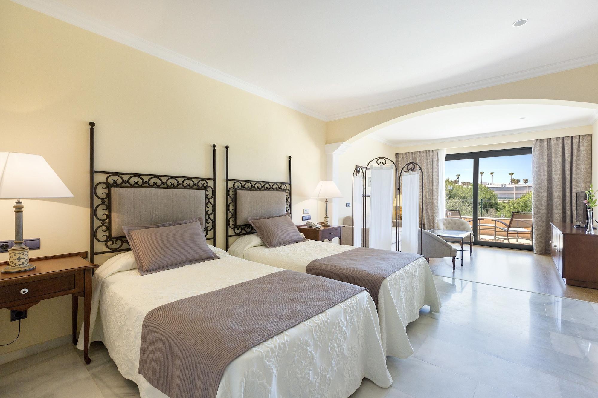 Hipotels Barrosa Palace & Spa Chiclana de la Frontera Exteriör bild A room at the hotel