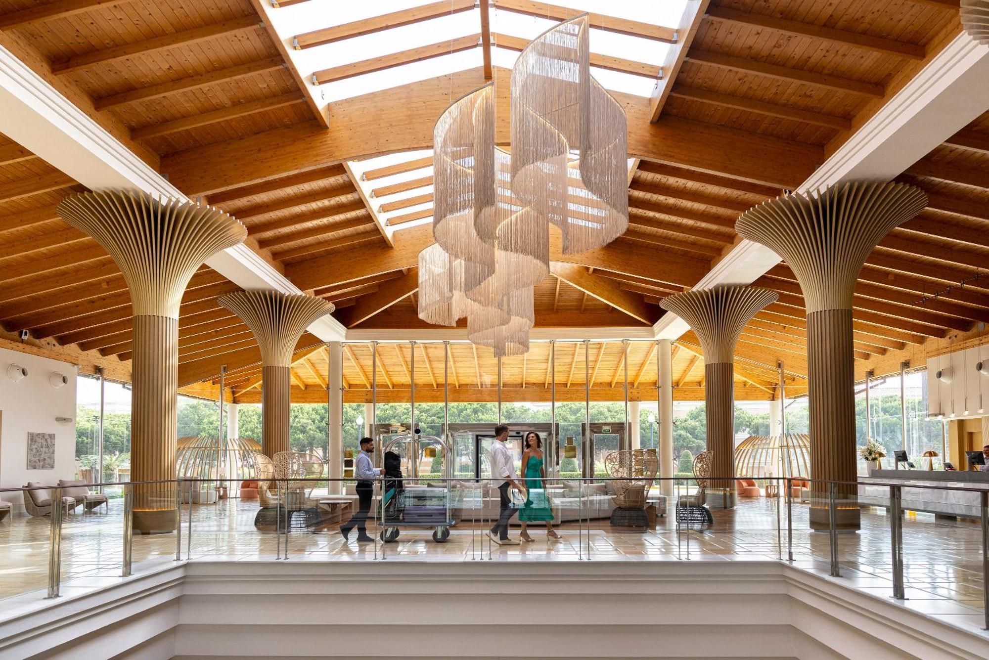 Hipotels Barrosa Palace & Spa Chiclana de la Frontera Exteriör bild Interior of the terminal
