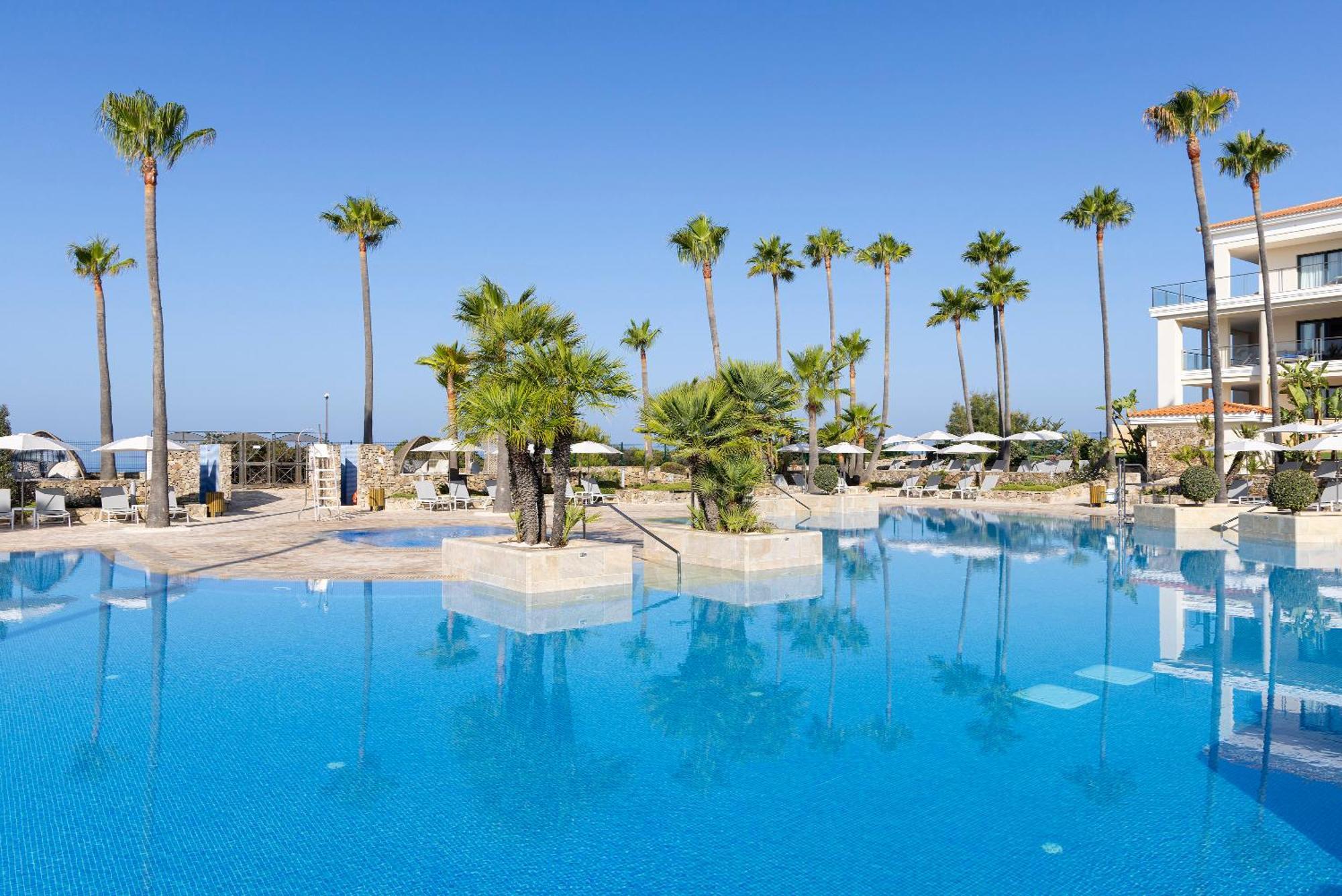 Hipotels Barrosa Palace & Spa Chiclana de la Frontera Exteriör bild Pool at the Hilton La Romana