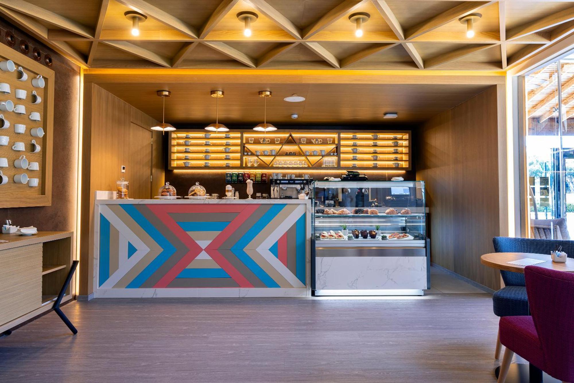 Hipotels Barrosa Palace & Spa Chiclana de la Frontera Exteriör bild The interior of a Starbucks Reserve store in Shanghai, China