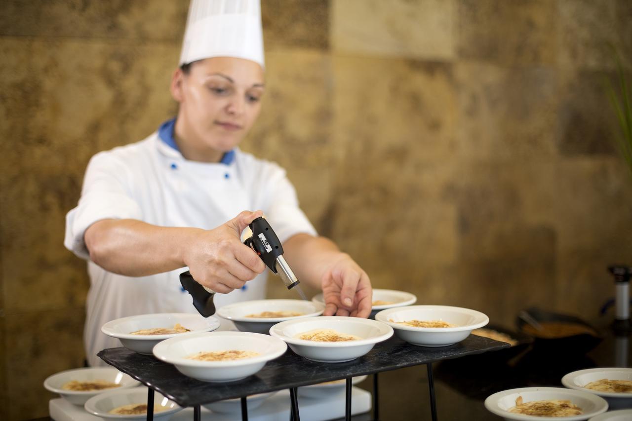 Hipotels Barrosa Palace & Spa Chiclana de la Frontera Exteriör bild A sous chef preparing food