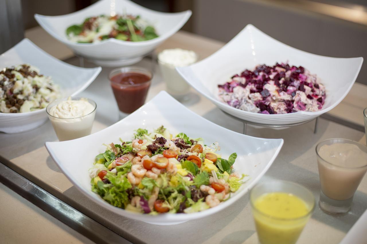 Hipotels Barrosa Palace & Spa Chiclana de la Frontera Exteriör bild A selection of salads at a salad bar