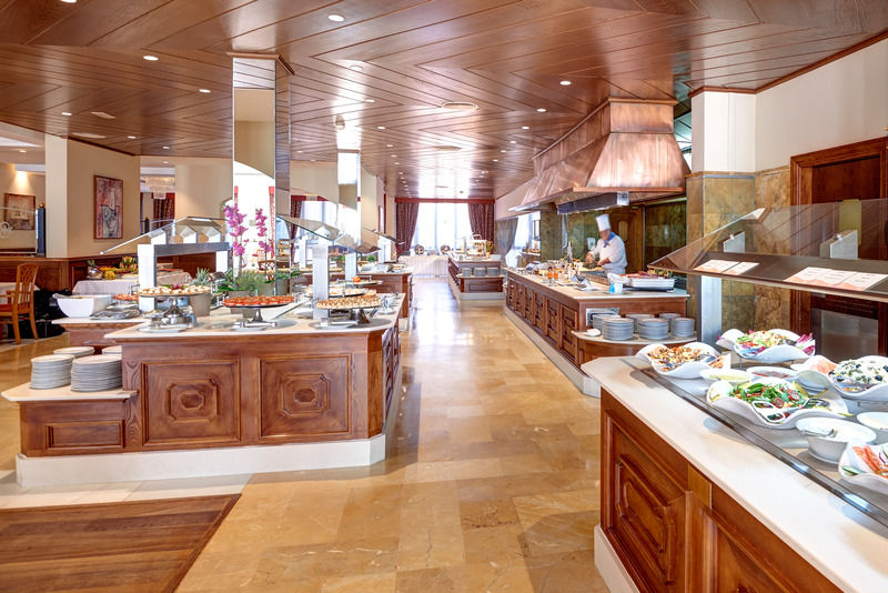 Hipotels Barrosa Palace & Spa Chiclana de la Frontera Exteriör bild The buffet at the hotel