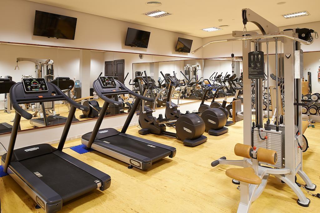 Hipotels Barrosa Palace & Spa Chiclana de la Frontera Exteriör bild A typical gym